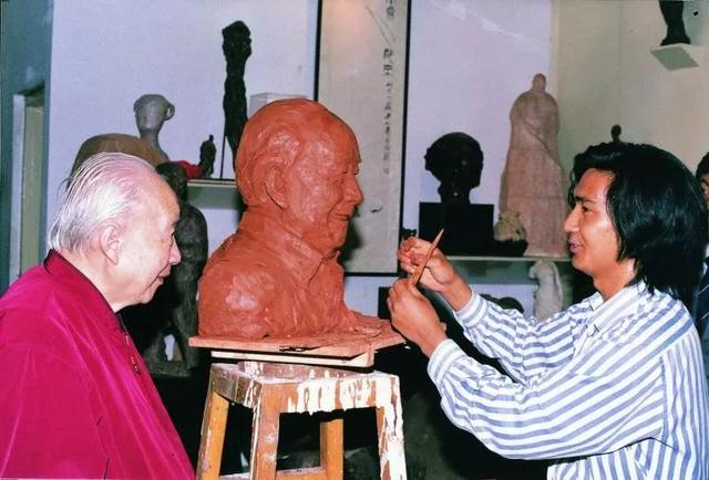 2002年5月,吳為山為時任全國政協副主席錢偉長塑像.jpg 2002年5月,吳為山為時任全國政協副主席錢偉長塑像.jpg