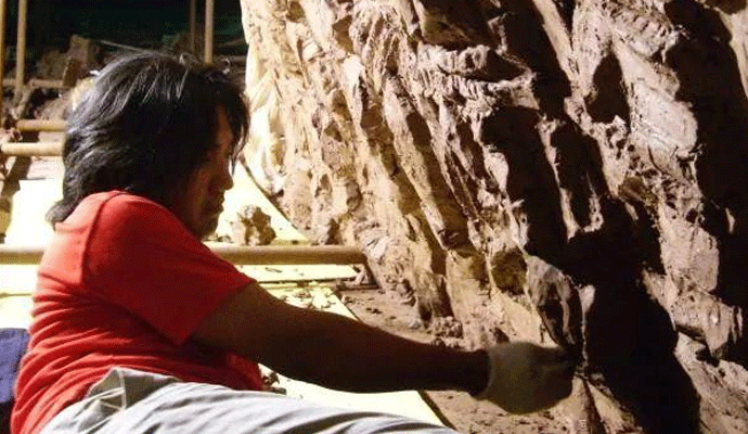 2007年夏日的一個深夜,吳為山在創作《侵華日軍南京大屠殺遇難同胞紀念館雕塑》.gif 2007年夏日的一個深夜,吳為山在創作《侵華日軍南京大屠殺遇難同胞紀念館雕塑》.gif